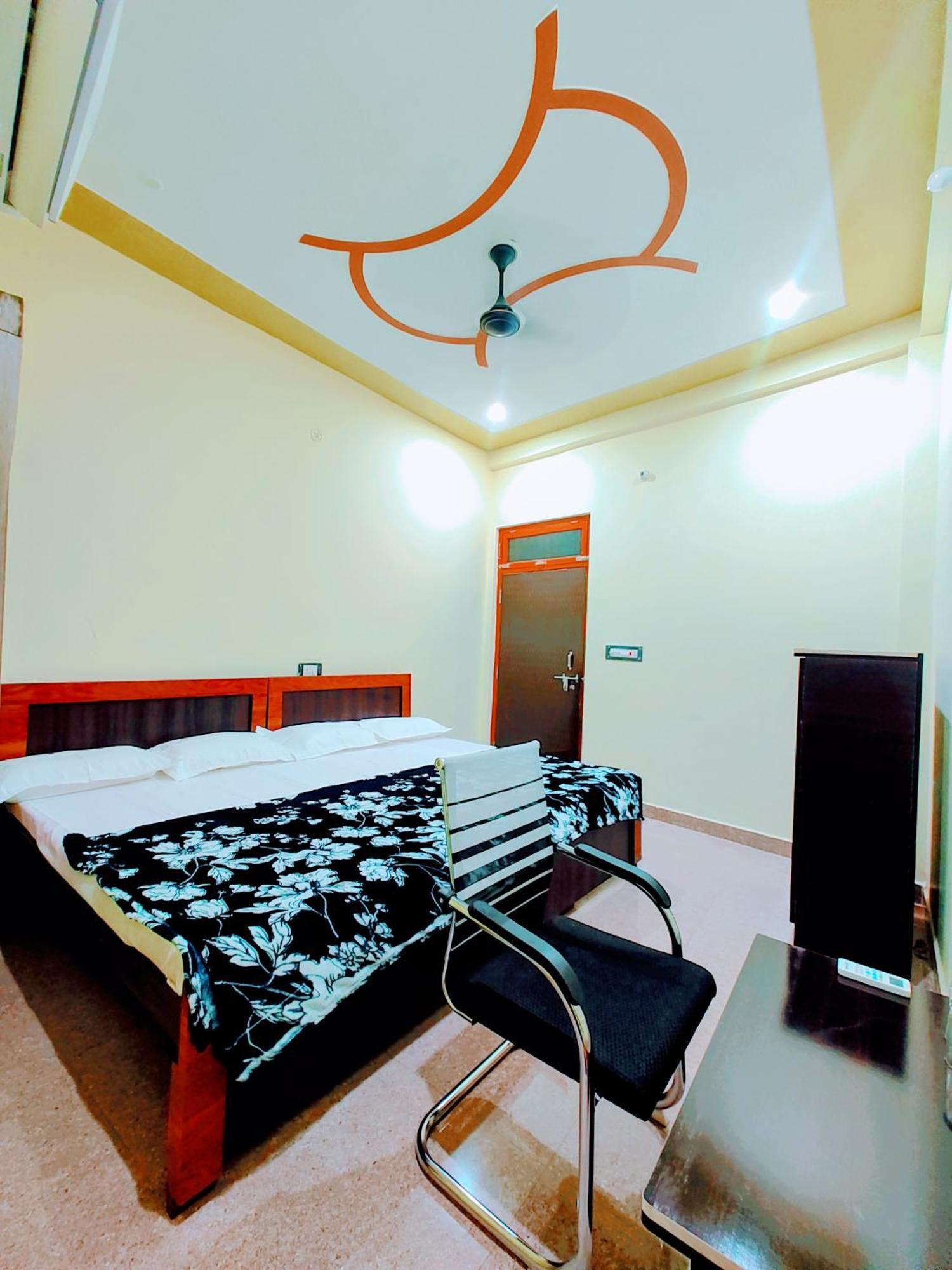 Hotel Raghukul Ayodhya Экстерьер фото
