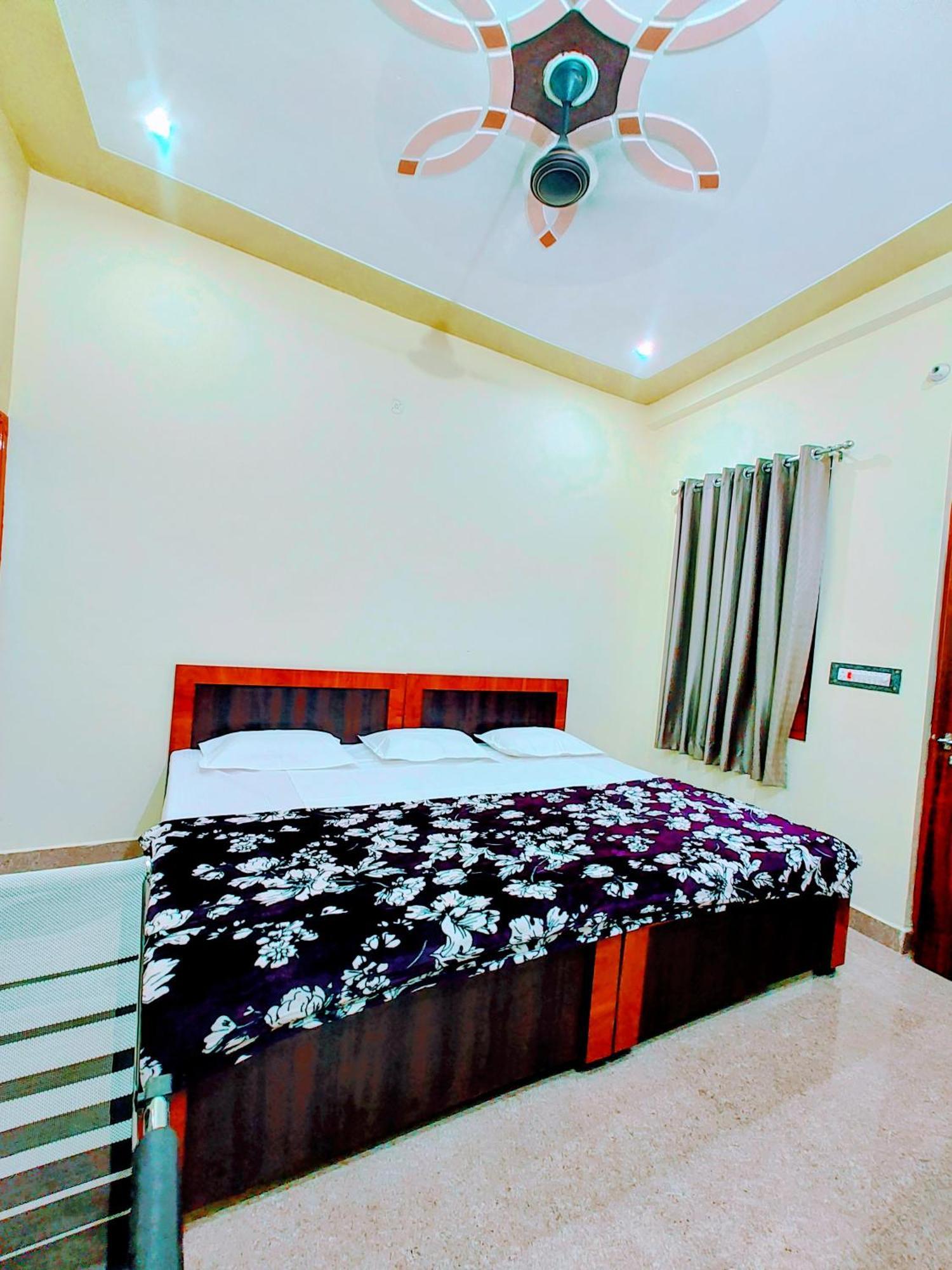 Hotel Raghukul Ayodhya Экстерьер фото